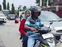 Banjir setinggi sekitar 25 Cm Tenggelamkan Ruas Jalan Raya Klari - Pancawati. (Asep Suherman/Mediaseruni)