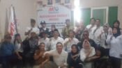 Ketua MIO Karawang terpilih Mardiman Ujung (tengah) foto bersama usai menerima ucapan selamat. (Asep Suherman/Mediaseruni)