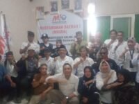 Ketua MIO Karawang terpilih Mardiman Ujung (tengah) foto bersama usai menerima ucapan selamat. (Asep Suherman/Mediaseruni)