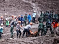 Timsar gabungan melakukan evakuasi korban longsor di Bandung Barat. (Ist)