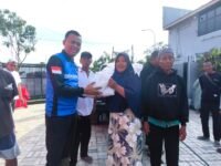 Anggota DPRD Provinsi Jawa Barat H. Jenal Aripin membagikan bantuan kepada Warga Karangligar terdampak banjir. (Iman Suryana/Mediaseruni)