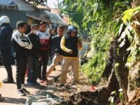 Bupati Purwakarta Saepul Bahri Binzein memantau pembangunan drainase di wilayahnya. (Ist)