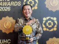 Bangga Bupati Karawang Aep Syaepuloh menerima penghargaan UHC Award 2026. (Mediaseruni)