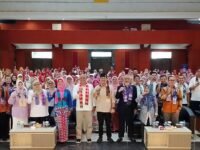 Wakil Walikota Cimahi Adhitia Yudhisthira foto bersama saat pentas seni dan kenaikan kelas Sekolah Lansia Hebat Budi Luhur 2026, di Technoprak Kota Cimahi. (Chandra Permana/Mediaseruni)