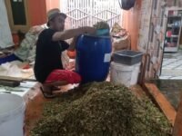 Inisiator Barokah Rancage Cihampelas Foundation, Aam Aminudin mengelola eceng gondok jadi produk bernilai ekonomis. (Dadan Saepudin/Mediaseruni)