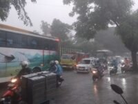 Banjir yang menutup badan jalan raya Klari membuat keroakan jalan dan lubang jalan tidak terlihat. (Mediaseruni)