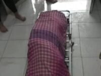 Jasad lansia Karangligar yang tewas tenggelam di rumahnya saat dievakuasi. (Ist)