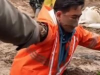 Bupati Bandung Barat Jeje Ritchie Ismail sempat terjebak lumpur di lokasi longsor Pasirlangu. (Dok)