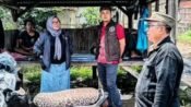 Camat Tirtamulya M. Reza Darmawan, S.STP., MSi didampingi Kepala Desa Tirtasari Tuti Komala dan MP saat meninjau kandang ayam. (Davi Alvaro/Mediaseruni)