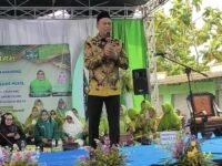 Anggota DPRD Provinsi Jawa Barat H. Jenal Aripin menyampaikan sambutan di pengajian Muslimat NU Kabupaten Karawang. (Iman Suryana/Mediaseruni)