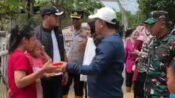 Bupati Karawang H. Aep Syaepuloh mengunjuji warga terdampak banjir di Desa Muarabaru, Cilamaya Wetan. (Ist)