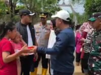 Bupati Karawang H. Aep Syaepuloh mengunjuji warga terdampak banjir di Desa Muarabaru, Cilamaya Wetan. (Ist)