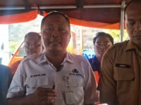 Sekda Asep Aang Rahmatullah mendampingi Wabup H Maslani di lokasi banjir rob Karawang. (Sarmin/Mediaseruni)