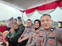 Camat Purwasari Nendi Sopandi, S.Kom, MM (tengah) ditengah seremoni kegiatan tanam jagung di wilayahnya. (Davi Alvaro/Mediaseruni)