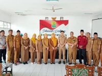 Camat Tirtamulya M Reza Darmawan foto bersama pegawai kecamatan usai serah terima jabatan. (Sarmin/Mediaseruni)