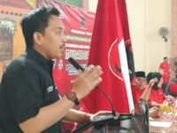 Ketua DPC PDIP Kabupaten Karawang Dede Anwar memberikan arahan di acara Musancab VI DPD Jawa Barat. (Davi Alvaro/Mediaseruni)