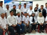 Aparatur Desa Cikampek Utara foto bersama usai Musdes penetapan APBDES 2026.(Sarmin/Mediaseruni)