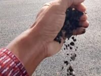 Hotmix yang digunakan di peningkatan jalan di Desa Karangsinom berkualitas buruk. (Sarmin/Mediaseruni)