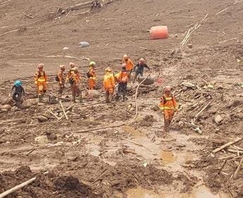 Meski sempat terhambat kondisi cuaca yang memburuk, timsar gabungan tetap melanjutkan operasi pencarian korban longsor di Desa Pasirlangu Kabupaten Barat di hari kelima.(ist)