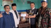 PD Muhammadiyah KBB saat menyerahkan donasi bagi korban bencana longsor di Kecamatan Cisarua. (Dadan Saepudin/Mediaseruni)