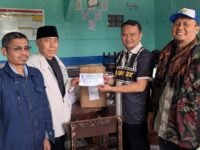 PD Muhammadiyah KBB saat menyerahkan donasi bagi korban bencana longsor di Kecamatan Cisarua. (Dadan Saepudin/Mediaseruni)