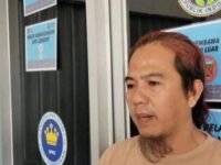 Asisten Lapangan SPPG Loji Simpenan Yanyan Sugiyanto memberi keterangan pers terkait penutupan operasional dupur MBG di wilayahnya. (Mediaseruni)