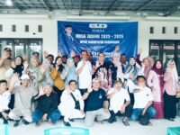 Anggota DPRD Karawang H. Erick Heryawan Kusumah, SE, (tengah) foto bersama usai Reses di Desa Jatiragas Kecamatan Jatisari. (Davi Alvaro/Mediaseruni)