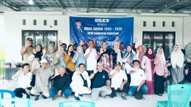 Anggota DPRD Karawang H. Erick Heryawan Kusumah, SE, (tengah) foto bersama usai Reses di Desa Jatiragas Kecamatan Jatisari. (Davi Alvaro/Mediaseruni)