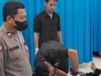 Petugas mengantar korban kecelakaan lubang jalan di Flyover Cikampek ke RS Karya Husada. (Asep Suherman/Mediaseruni)