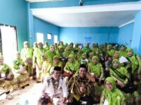 H. Jenal Aripin foto bersama usai kegiatan Pengawasan Penyelenggaraan Pemerintahan di Kecamatan Rawamerta, Karawang. (Iman Suryana/Mediaseruni)