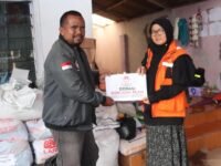 Ketua GEMA Keadilan KBB, H. Candra Permana menyampaikan donasi untuk korban longsor Pasirlangu Kecamatan Cisarua Kabupaten Bandung Barat. (Dadan Saepudin/Mediaseruni)