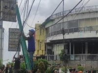 Penertiban kabel semerawut di Cikampek melibatkan Abjatel, asosiasi yang mewadahi penyedia jaringan telekomunikasi. (Asep Suherman/Mediaseruni)