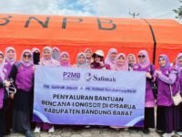 Pengurus Salimah KBB dan Jabar saat menyerahkan bantuan bagi korban bencana longsor di Kecamatan Cisarua KBB. (Dadan Saepudin/Mediaseruni)
