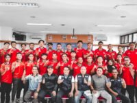 Aep Nurdin foto bersama selepas penutupan Kursus Kepelatihan Sepak Bola Lisensi D, PSSI Kabupaten Bandung Barat. (Dadan Saepudin/Mediaseruni)