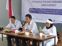 Ketua MIO Indonesia Jawa Barat Azhari (tengah) didampingi Sekretaris Tatang Suparman (kiri) dan Dewan Pembina Ai Mulyani (kanan). (Mio Indonesia)