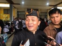 Deden Sumpena, Kadisdik Kabupaten Sukabumi menyampaikan keterangan pers terkait pemunduran jam belajar siswa di Sukabumi. (Mediaseruni)