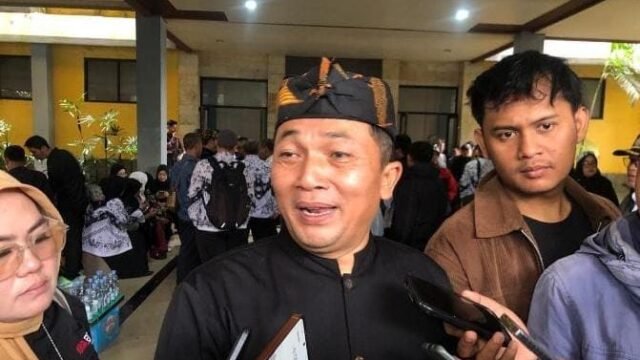 Deden Sumpena, Kadisdik Kabupaten Sukabumi menyampaikan keterangan pers terkait pemunduran jam belajar siswa di Sukabumi. (Mediaseruni)