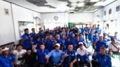 Anggota DPRD Jawa Barat Fraksi Partai Demokrat H. Jenal Aripin foto bersama Kader Demokrat Purwakarta. (Iman Suryana/Mediaseruni)