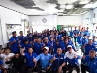 Anggota DPRD Jawa Barat Fraksi Partai Demokrat H. Jenal Aripin foto bersama Kader Demokrat Purwakarta. (Iman Suryana/Mediaseruni)