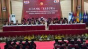 Prosesi wisuda 594 Sarjana dan Pascasarjana Universitas Singaperbangsa Karawang (Unsika). (Davi Alvaro/Mediaseruni)