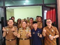 Wali Kota dan Wakil Wali Kota Cimahi foto bersama Sekretaris Komisi II DPRD Kota Cimahi H. Yefi Abdullah, usai peluncuran mesin pengolah sampah. (Chandra Permana/Mediaseruni)
