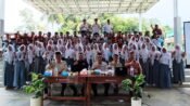 Anggota DPRD Provinsi Jawa Barat H. Jenal Aripin, S.E, foto bersama usai kegiatan di SMK Iptek Sangga Buana. (Iman Suryana)