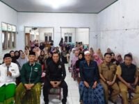 Anggota DPRD Provinsi Jawa Barat H. Jenal Aripin, S.E, foto bersama usai Agenda Pengawasan Penyelenggaan Pemerintahan di Desa Cinta Asih. (Iman Suryana/Mediaseruni)