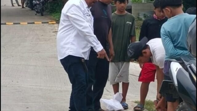 Kepala Desa Pangulah Baru Karnalim (baju putih) moonitor pemasangan speed bump di BTT 16 Sengon. (Asep Suherman/Mediaseruni)