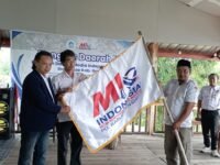 Ketum MIO Indonesia AYS Prayogi (kiri) Ketua MIO Jabar Azhari dan Ketua MIO Garut Rusmana sesaat kibarkan Pataka MIO Indonesia. (Mediaseruni)