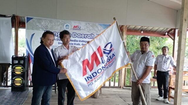 Ketum MIO Indonesia AYS Prayogi (kiri) Ketua MIO Jabar Azhari dan Ketua MIO Garut Rusmana sesaat kibarkan Pataka MIO Indonesia. (Mediaseruni)