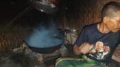 Kang Mus alias Mustofa saat memasak gula aren di dapurnya yang sederhana. (Dadan Saepudin/Mediaseruni)