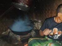 Kang Mus alias Mustofa saat memasak gula aren di dapurnya yang sederhana. (Dadan Saepudin/Mediaseruni)