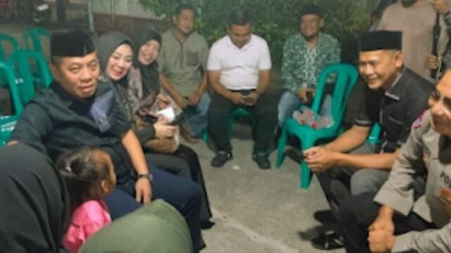 Bupati Karawang Aep Syaepuloh takziah di rumah duka korban truk kontainer maut di Jalan Bendasari. (Ist)