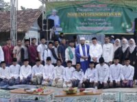 Ustaz Dede Rukmana foto bersama Camat H. Nendi Sopandi dan jamaah, usai kegiatan isra miraj di Desa Pasirela, Purwasari. (Davi Alvaro/Mediaseruni)